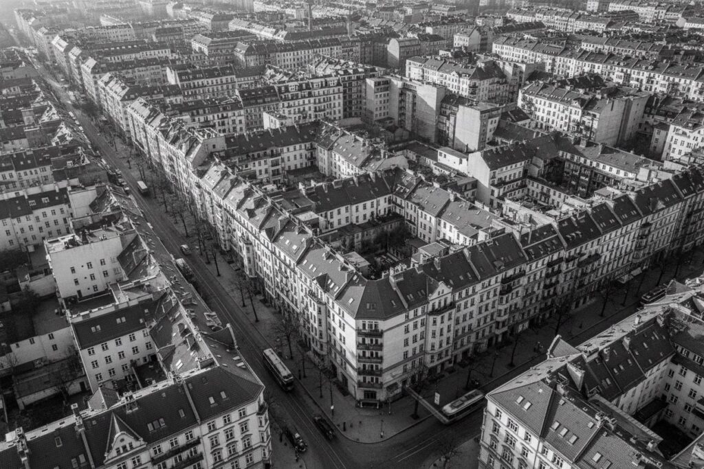 Schwarz-Weiß-Luftaufnahme von dicht besiedelten Berliner Gründerzeitbauten mit geschlossener Blockrandbebauung und Innenhöfen.